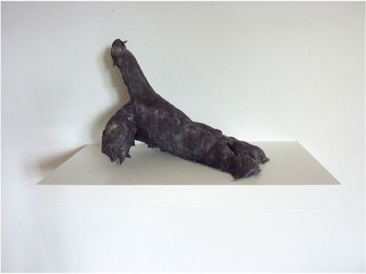Tier<br />2012<br />Hasenfell, Textilverstärker, Styroporfüllung, Wandregal<br />59 cm x 26 cm x 40 cm