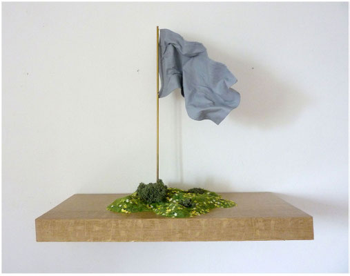 Heimatland<br />2013<br />Holz, Papier, Farbe, Modellgras, Irischmoos, Messing, Stoff<br />60,5 cm x 26 cm x 59 cm