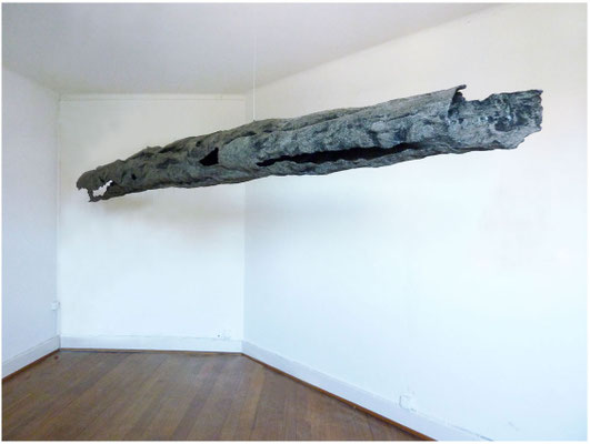 10'000 BC<br />2012<br />Papiermaché, Acrylfarbe, Lack, Blumenerde, Sand<br />292 cm x 22 cm x 24 cm