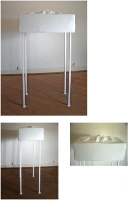 Tafelberg<br />2009<br />Papiermaché, Hasendraht, Styropor, Holz, Metall, Acryllack<br />180 cm x 50 cm x 83 cm
