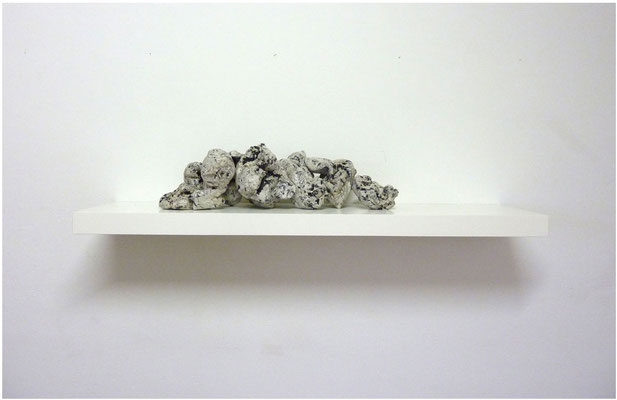 10 Steine<br />2011<br />Papiermaché, Acrylfarbe, Lack, Gewindstangen, Wandregal<br />110 cm x 26 cm x 22 cm