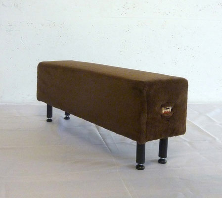 Rasserein<br />2025<br />Kunstfell, Holz, Metal und Papiermaché<br /> 43 cm x 22 cm 83 cm