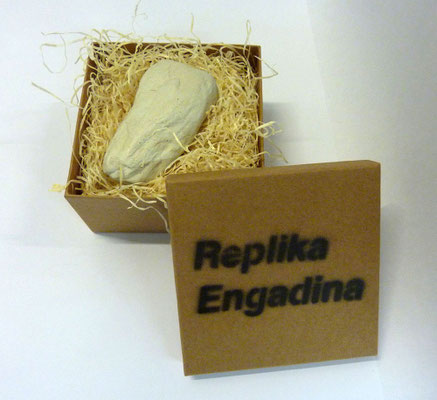 Replika Engadina<br />2016<br />Guss mit Raysin und Beton<br />Schachtel 12,5 cm x 12,5 cm x 6,5 cm, Auflage 10