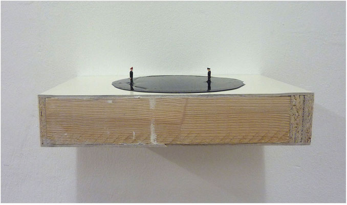 Duell<br />2013<br />Holz, Dispersionslack, Kunststoff<br />12 cm x 25 cm x 8 cm