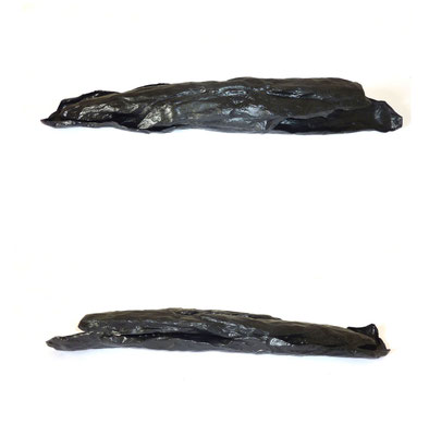 Ohne Titel<br />2010<br />Papiermaché, schwarzer Lack<br />10 cm x 12 cm x 78 cm