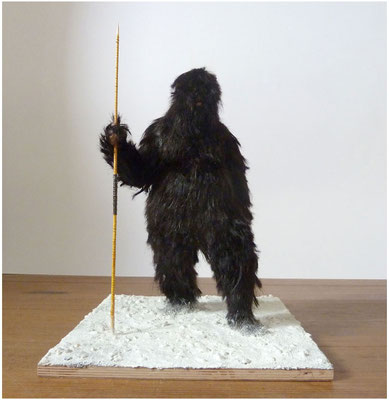 Missing Link<br />2014<br />Modelliermasse, Polyester, Acrylfarbe, Haar, Holz, Sand, Farbpigmente<br />34,5 cm x 35 cm x 47 cm
