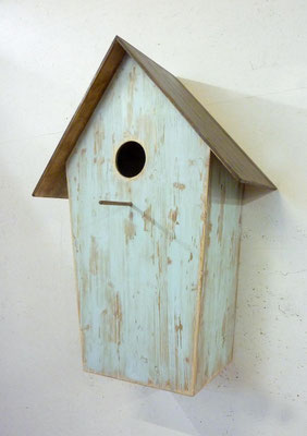 Vogelhaus<br />2025<br />Holz, Acrylfarbe und Lack<br /> 127 cm x 89 cm x 57 cm