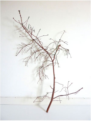 Ende Weihnacht<br />2013<br />braunes und grünes Zeichnungspapier<br />143 cm x 80 cm x 45 cm