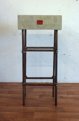Fragile<br />2025<br />Zementmörtel, Holz und Metal<br /> 135 cm x 59 cm x 36 cm