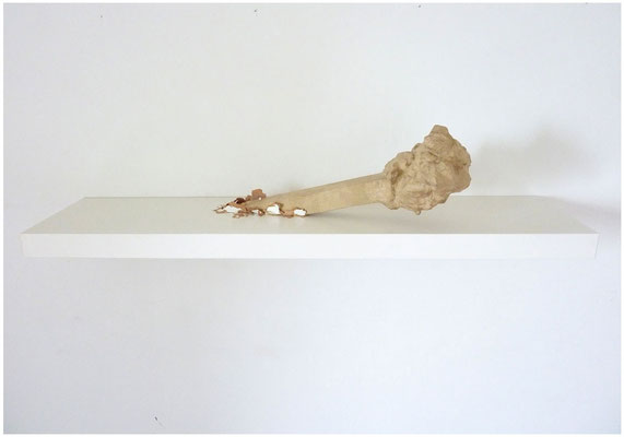 <b>Skulptur</b><br />2011<br />Papiermaché, Holz, Hasendraht, Lack, Wandregal<br />26 cm x 110 cm x 25 cm