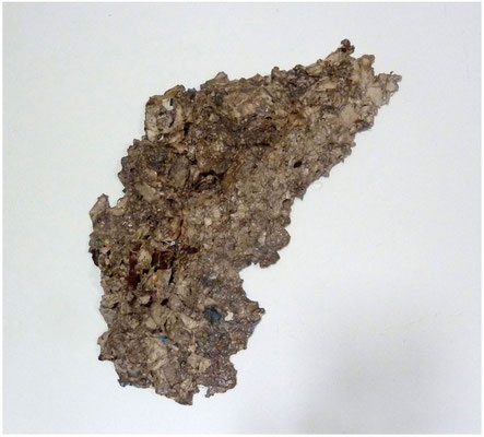 Wucherung<br />2013<br />Papier, Holz, Lack<br />32 cm x 36 cm x 6 cm