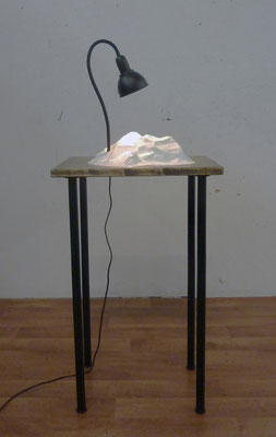 Heimatleuchten<br />2025<br />Holz, Papiermaché, Metal, Lack und Glühbirne<br /> 132 cm x 55 cm x 40 cm