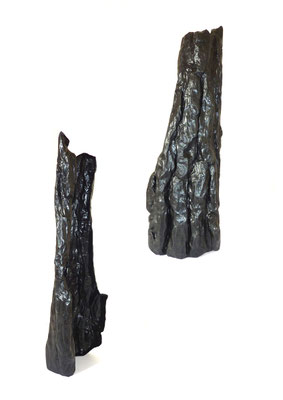 Ohne Titel<br />2010<br />Papiermaché, schwarzer Lack<br />70 cm x 22 cm x 20 cm
