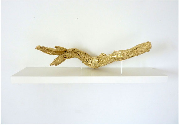 Fetisch<br />2012<br />Holz, Aluminium, Pigmentvergoldung, Wandregal<br />110 cm x 28 cm x 26 cm