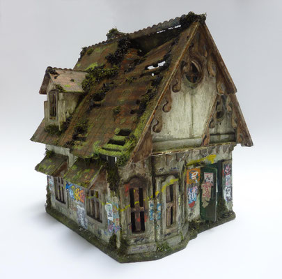 Haus<br />2019<br />Holz, Acrylfarbe, Modelgras, Irisch Moss<br />  31,5 cm x 32 cm x 23 cm
