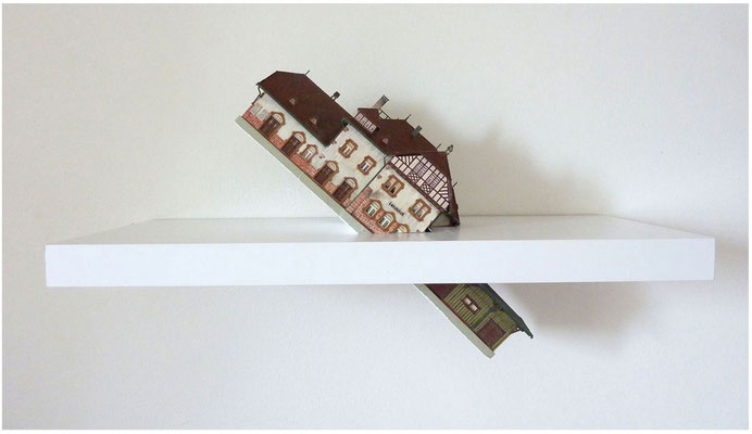 Das Titanicsyndrom<br />2013<br />Karton, Kunststoff, Farbe, Wandregal<br />60 cm x 25 cm x 35 cm