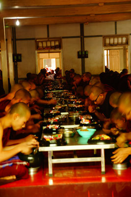 Mönche  bei der wichtigsten Mahlzeit in Mahar Gandaryone Monastery