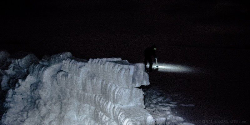 A mighty storm with plus degrees arrived by the evening. For more than seven hours we had to fix our wall of snow again and again. The warm wind melted it away in a frantic manner.