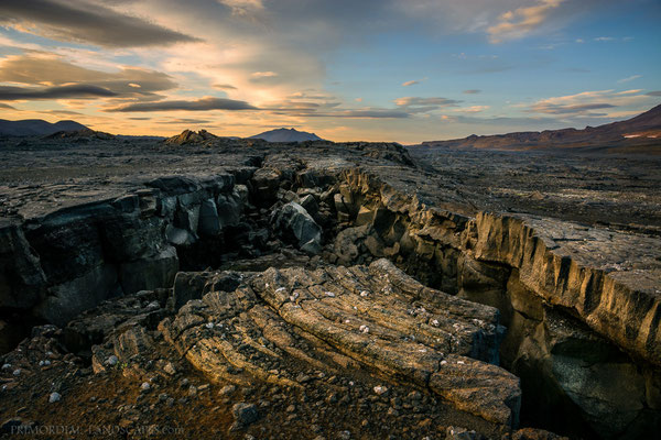 Deep tectonic fissures (isl. gjá) run through the north eastern Ódàðahraun. Sometimes they are groundless...