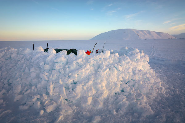 After midnight the temperatures dropped below zero and we found some sleep. The next morning greeted us with sunny weather. The ruined snow-wall reminds on the insane night before.