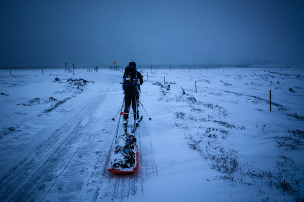 ...and had to cross a short but exhaustive bottomless field of powder snow until we finally catched sight of open water and signs of the Ringroad, we arrived at the Mývatn! 