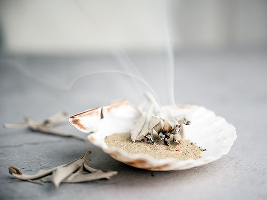 Moodbild mit Muschelschale, alle Bilder dieser Serie zeigen den echten Rauch, der beim Räuchern entsteht.