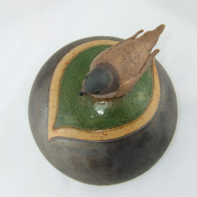 Deko-/Gartenkugel mit Mönchsgrasmücke, geritzt, teils engobiert und grün bzw. anthrazitfarben glasiert;  lovely-cera ~ schöne Keramik-Kunst