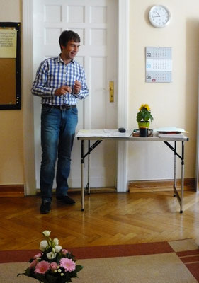 Christian Doss leitet eine Fortbildung an.