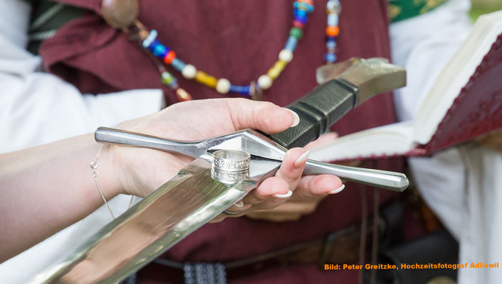Eine alte Tradition: Ringübergabe auf dem Schwert... Bild: Peter Grietzke, Hochzeitsfototgraf Adliswil