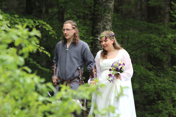 Wikinger-Hochzeit im Wald