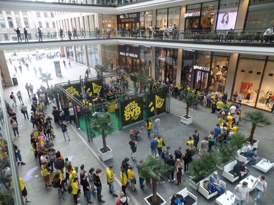 Autogrammstunde in der Mall of Berlin