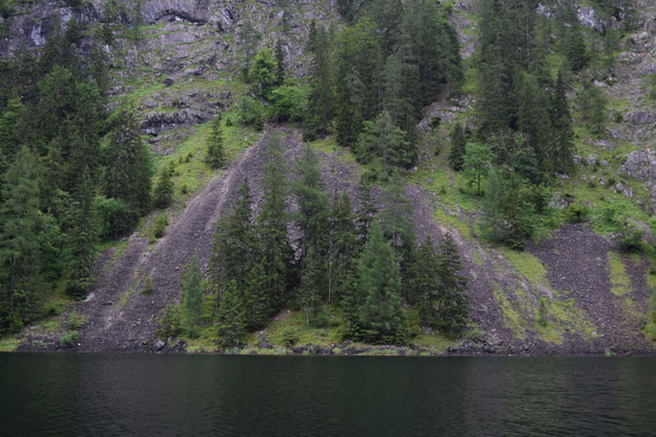 Die steilen Uferbereiche gehen auch Wasser bis in eine Tiefe von 55 Meter.