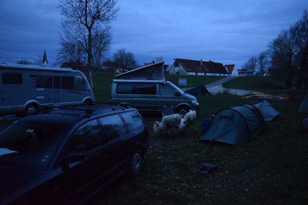 Frühmorgendliche Ruhe an der Donaulände