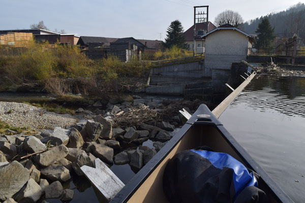 Wehr Roithinger - Kilometer 17.19 Umtragen auf der linken Seite, steile Böschung mit Felsblöcken.