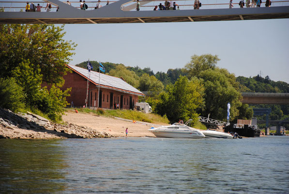 Unser Ausstieg kurz nach der Eisenbahnbrücke am "Donaustrandhaus"