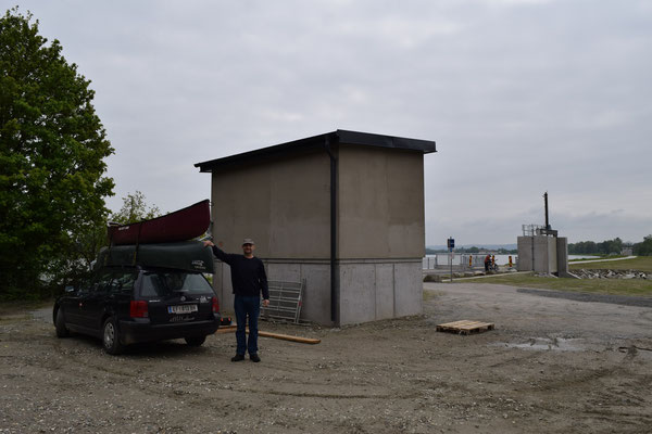 Parkplatz direkt neben dem Zulauf der Donau