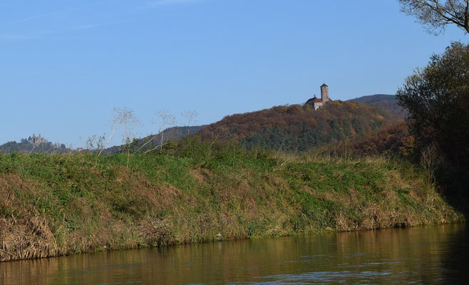 Links hinten Burg Hanstein in Thüringen - rechts im Vordergrund Burg Ludwigstein in Hessen