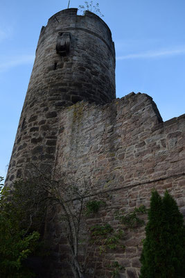 Teilweise sind noch Reste der alten Wehranlage erhalten. Hier der "Diebesturm" der auch als Gefängnis diente.