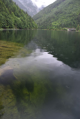 Die steilen Ufer vermitteln fast einen fjordähnlichen Anblick.