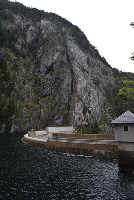 Die Dammkrone ist in der Mitte niedriger um bei Hochwasser als Überlauf zu dienen.