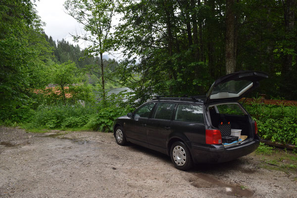 Am Nordende des Stausees gipt es einen kleinen Bootsverleih mit Parkmöglichkeit.