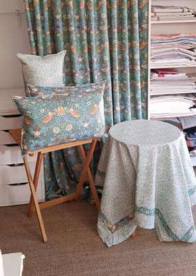 Sortiment Baumwolle William Morris M030CR Cream und M001MA Marine Erdbeerdieb