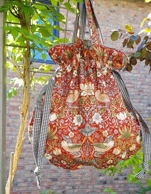 Zugbeutel aus Baumwolle Motiv Erdbeerdieb by William Morris