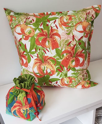 Kissenbezug Taglilien 50x50 cm und Pompadur aus Baumwolle