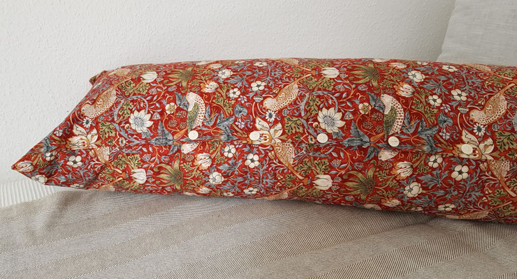 Seitenschläfer-Kissen 180 x 40 cm, mit Knopfleiste und Zwirnknöpfen, Baumwolle William Morris Motiv Erdbeerdieb