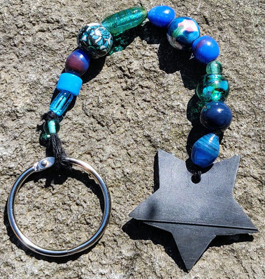 porte clé étoile en perles de couleur bleue.