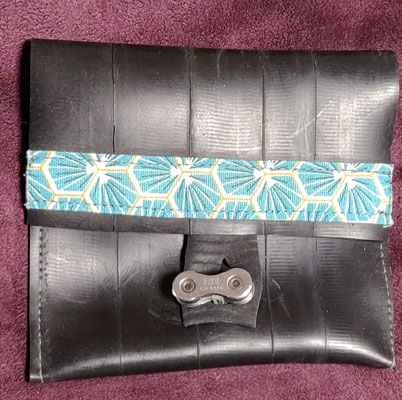 porte monnaie en chambre à air de vélo décoré de tissu bleu à motifs et fermé par un maillon de chaine
