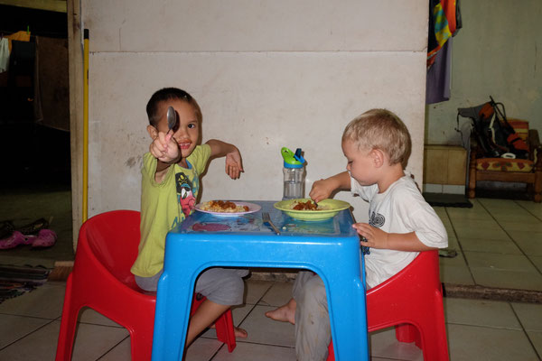 Kalany et José qui mangeaient sur leur petite table