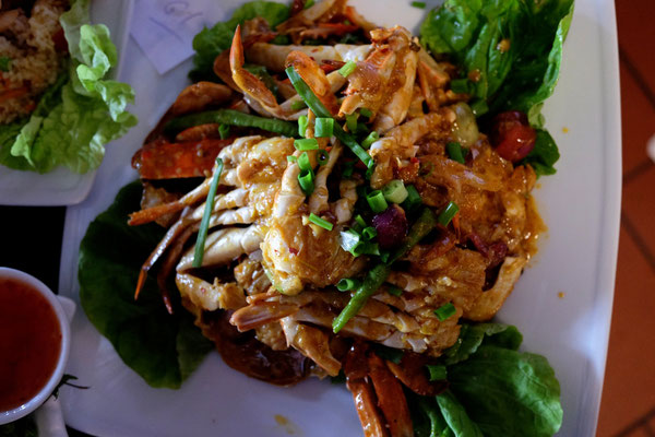 On ne peut passer à Kep sans goûter au fameux crabe à pinces bleues assaisonné au poivre de la région !