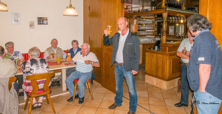 Die Brauerei Trojan lud zu einem gemeinsamen Abendessen, Hr. Jörg Surböck (Brauerei Schrems) spricht eine Toast aus.